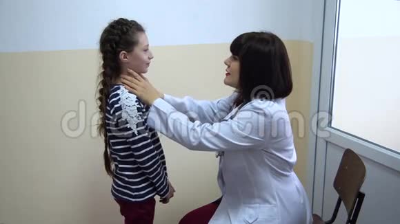诊所医生检查一个小女孩视频的预览图
