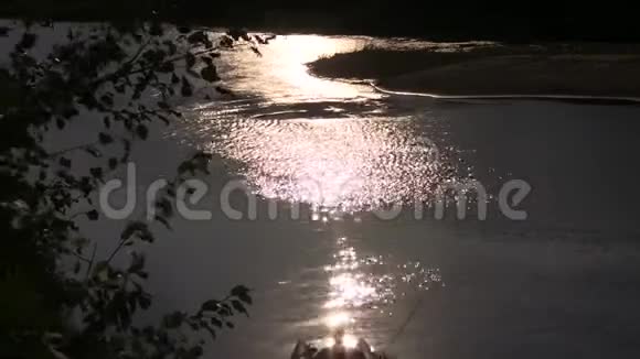 河上的一条小船映衬着丘陵的景色视频的预览图