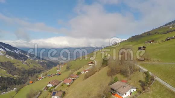 美丽的山景绿色山坡上的房子小高山村视频的预览图