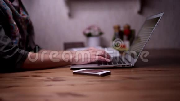 女人的手在笔记本电脑上打字视频的预览图