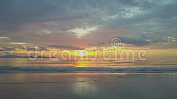 海浪在美丽的日出海滩上奔跑视频的预览图