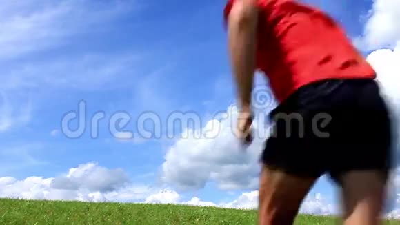 穿红色t恤的跑步者视频的预览图