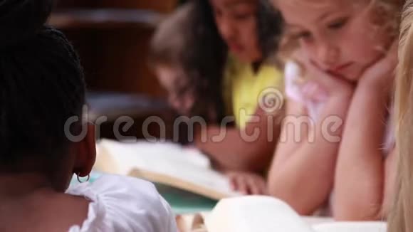 图书馆时小女孩对着镜头微笑视频的预览图