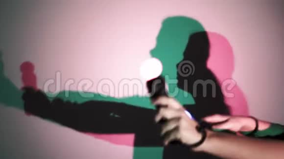 VR耳机上的彩色影子女人视频的预览图
