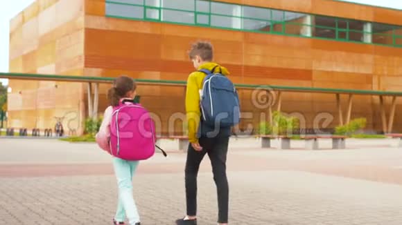带背包的孩子从学校走出来视频的预览图