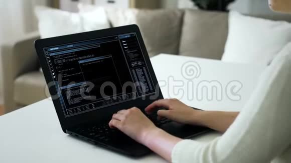 在笔记本电脑上工作的妇女视频的预览图