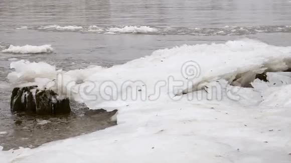 一条巨大冰块的灰河视频的预览图