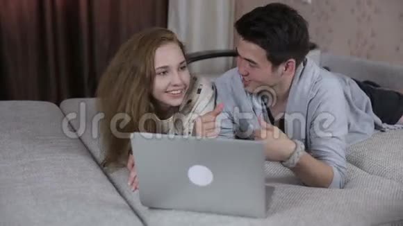 带着笔记本电脑在家笑的一对科技家居家庭理念视频的预览图