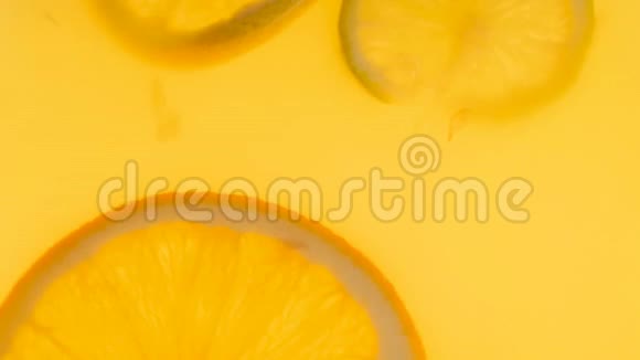 特写4k片柑橘片漂浮在新鲜橙汁中视频的预览图