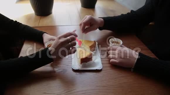 爱情夫妻坐在咖啡馆里吃甜点喝咖啡互相看着视频的预览图