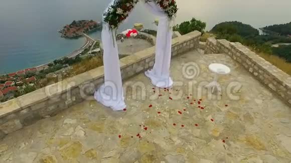 黑山圣斯特凡附近的鸟瞰婚礼拱门视频的预览图