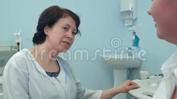 有经验的女医生在医院和病人交谈视频的预览图