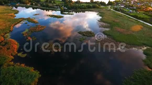 飞过一个美丽的湖湖中云的倒影空气室风景俄罗斯克拉斯诺达尔莲花视频的预览图