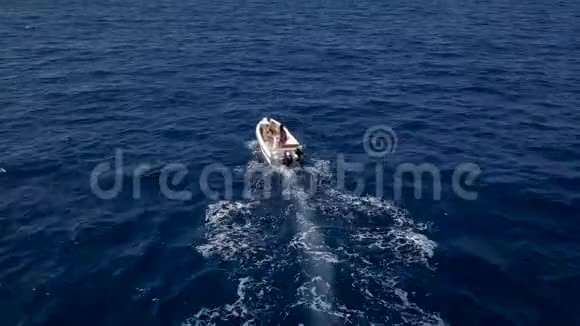 在一个温暖的夏天一对夫妇在船上一起旅行驾驶摩托艇的女人视频的预览图