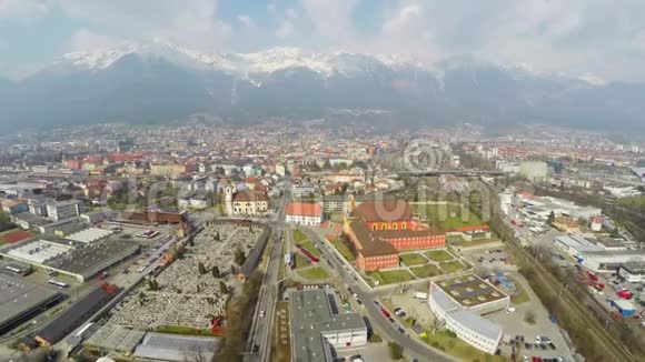 繁忙城市的空中拍摄道路交通密集地平线上的山脉视频的预览图