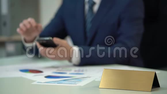 穿西装的忙人用电话桌上文件空白铭牌模板视频的预览图