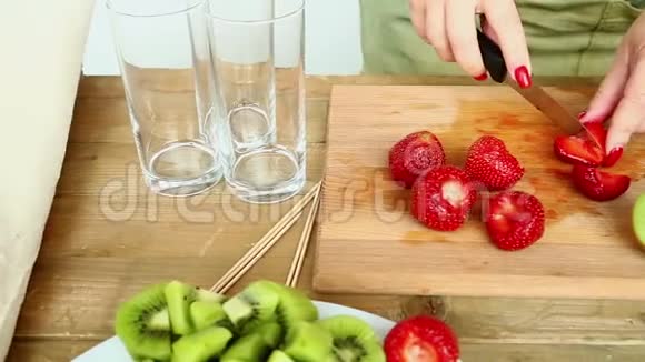 水果沙拉用草莓的女刀疗法视频的预览图