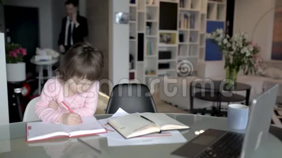 商人在家工作照顾他的小女儿视频的预览图