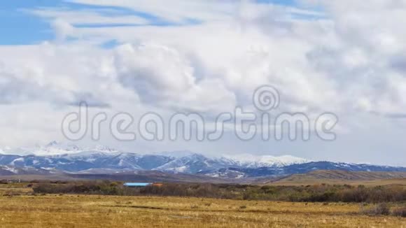 白云在雪山上快速移动高山雪山上美丽的云景观视频的预览图