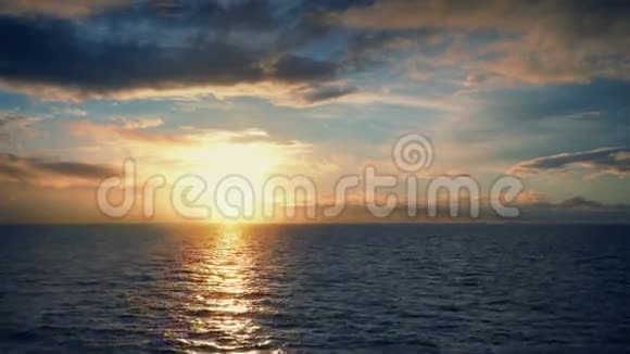 在日落时越过大海视频的预览图