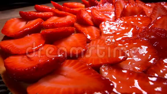 加满果冻的草莓馅饼视频的预览图
