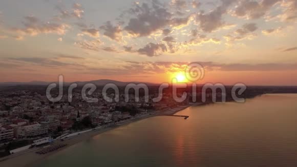 日出时沿海城镇的空中景象NeaKallikratia希腊视频的预览图