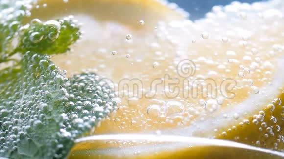 柠檬和薄荷汽水中气泡的宏观慢动作镜头视频的预览图