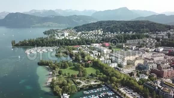 瑞士阿尔卑斯山的空中景色在格林德沃德瑞士山区阳光明媚视频的预览图