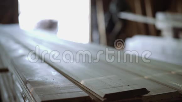 工人搬运木板在锯木厂把它堆成一堆视频的预览图