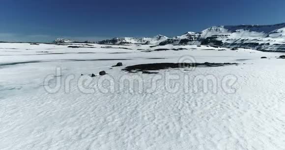 冰岛雪覆盖景观的空中景观视频的预览图