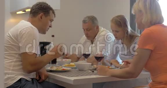 联合家庭在家吃饭视频的预览图