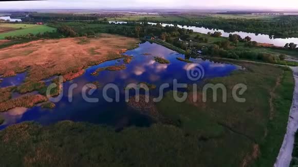 飞过一个美丽的湖湖中云的倒影空气室风景俄罗斯克拉斯诺达尔莲花视频的预览图