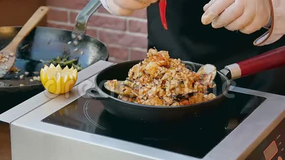 用胡椒和柠檬装饰传统西班牙海鲜饭视频的预览图