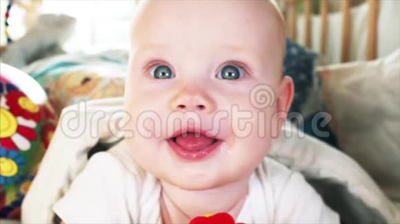 慢镜头拍摄蓝眼睛小男孩对着镜头后面的人微笑视频的预览图