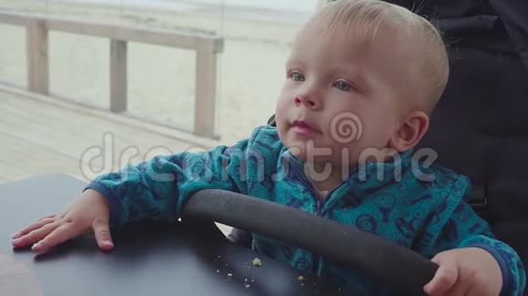 一个小孩喝着一杯麦汁饮料视频的预览图