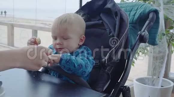 儿童和食物婴儿在餐馆吃煎饼视频的预览图