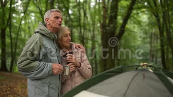 漂亮的老人在森林里拥抱他的妻子视频的预览图