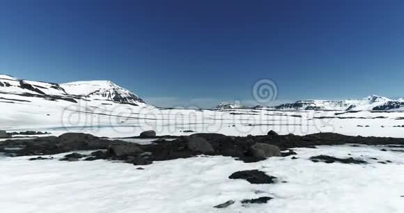 冰岛雪覆盖景观的空中景观视频的预览图
