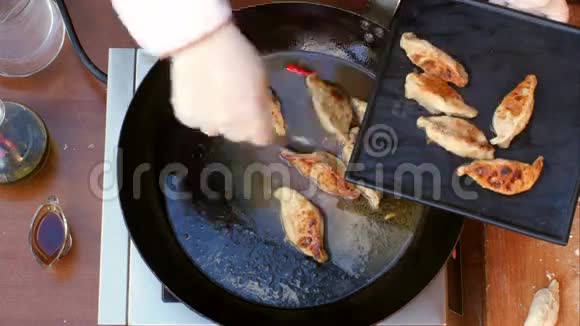 把准备好的饺子放在盘子里视频的预览图
