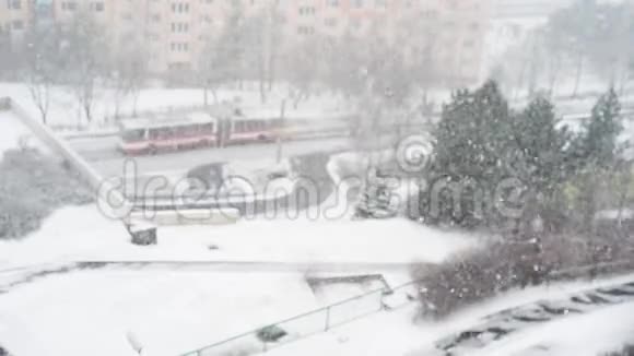 冬季降雪房地产街区房屋住宅公寓城市视频的预览图