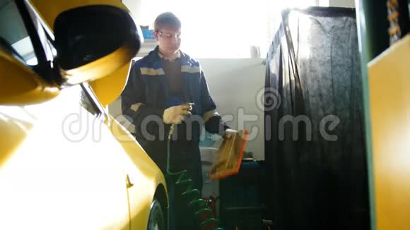 汽车修理工吹用汽车空气滤清器视频的预览图
