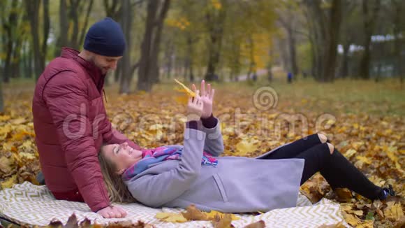 浪漫的情侣在秋天的大自然中相爱视频的预览图