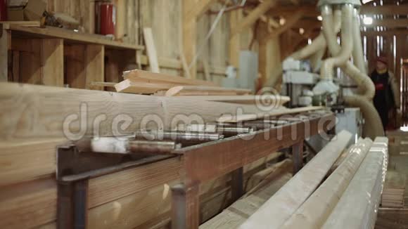 锯木厂木工精炼机用完的木板视频的预览图