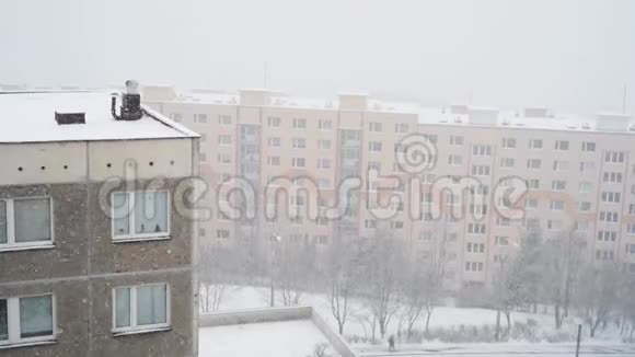 冬季降雪房地产街区房屋住宅公寓城市视频的预览图