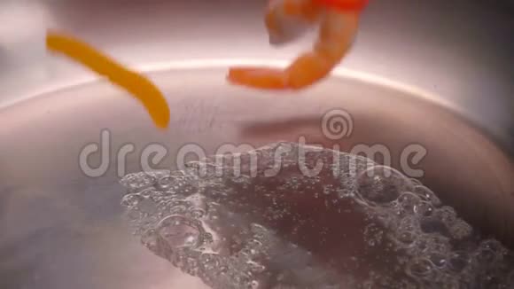 剥皮的虾正掉进油锅里视频的预览图