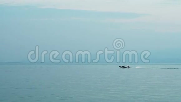 蓝海上的渔船视频的预览图