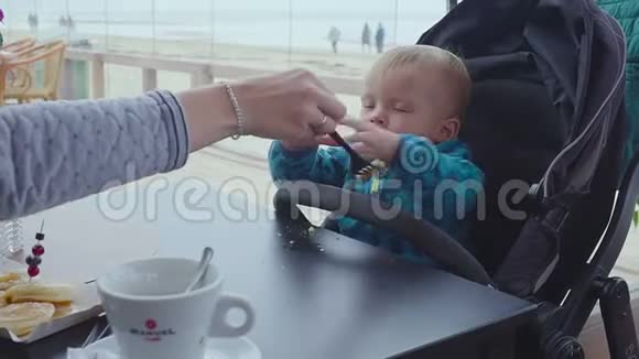 儿童和食物婴儿在餐馆吃煎饼视频的预览图