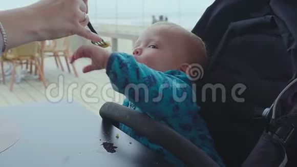 儿童和食物婴儿在餐馆吃煎饼视频的预览图