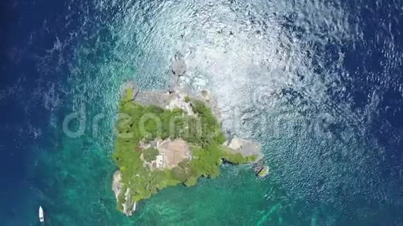 小热带岛屿和船鸟瞰图视频的预览图