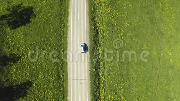 电影空中无人机镜头通过美丽的风景与山脉道路空中观景视频的预览图